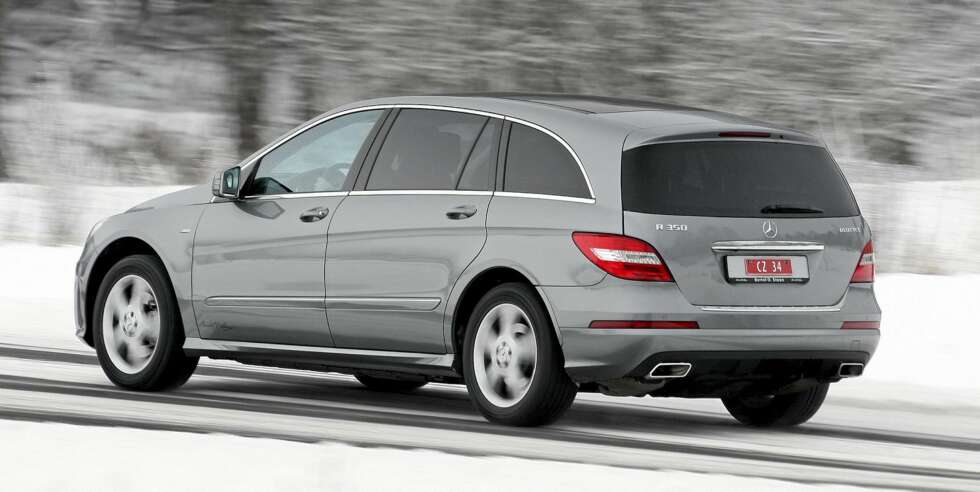 STØDIGHETEN SELV: Mercedes R 350 BlueTec er noe av det mest stabile som finnes som ikke er lagd for å rulle på skinner. STØDIGHETEN SELV: Mercedes R 350 BlueTec er noe av det mest stabile som finnes som ikke er lagd for å rulle på skinner.