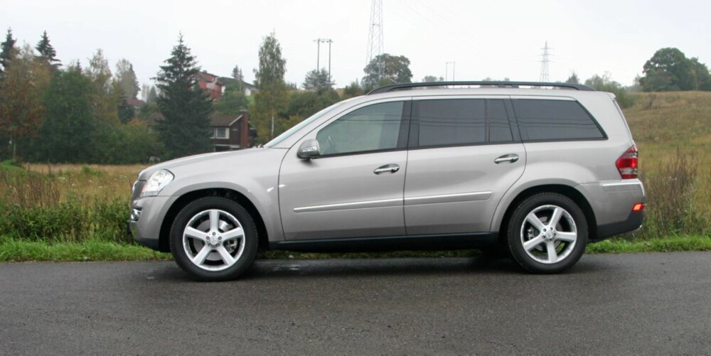 STOR BIL: Mercedes-Benz GL-klasse er nesten 5,1 meter lang, og veier drøye 2,5 tonn. Kanskje unødvendig å nevne at slike dimensjoner, samt høyt hevet førerposisjon, gir en følelse av å være konge på veien? STOR BIL: Mercedes-Benz GL-klasse er nesten 5,1 meter lang, og veier drøye 2,5 tonn. Kanskje unødvendig å nevne at slike dimensjoner, samt høyt hevet førerposisjon, gir en følelse av å være konge på veien?
