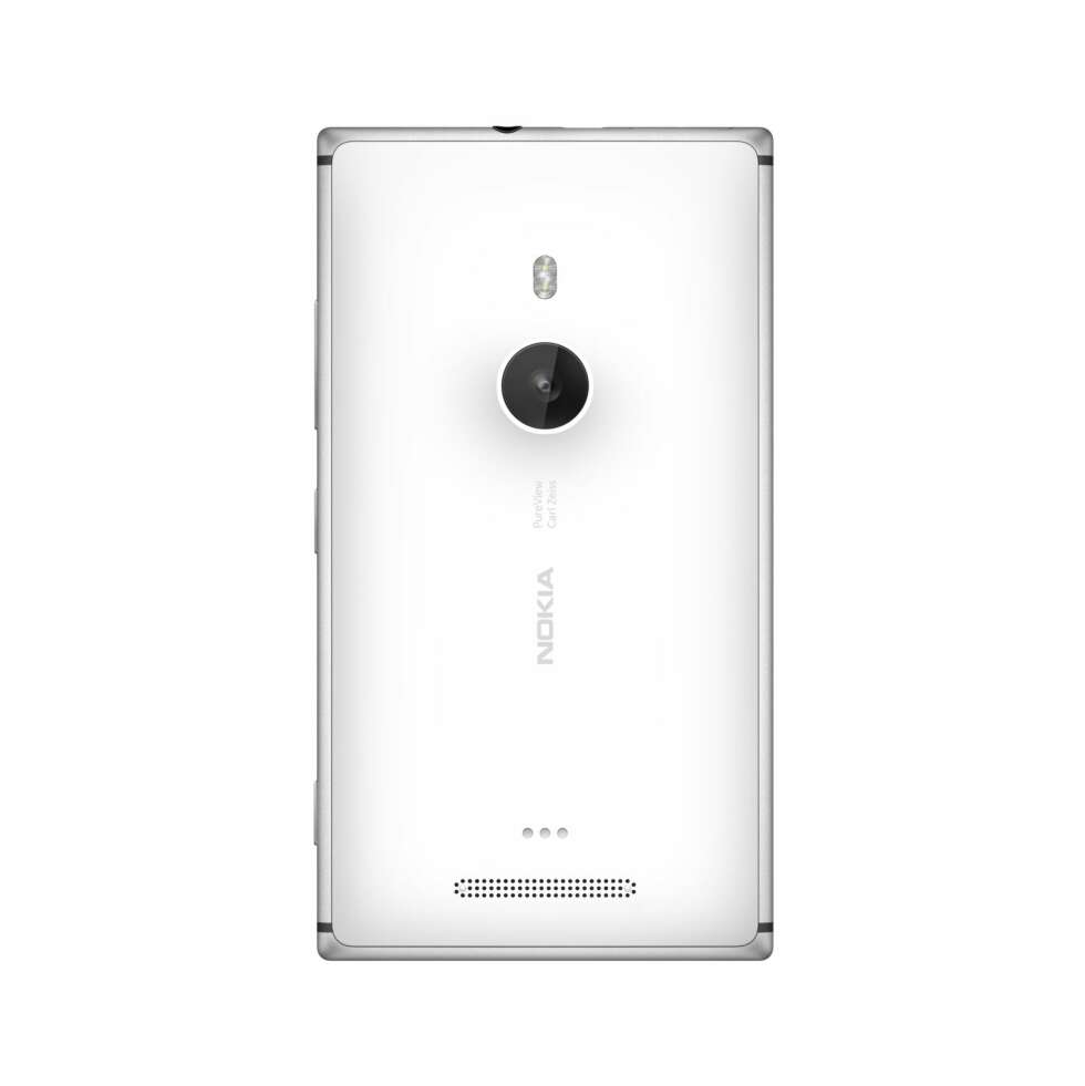 METALL: Nokia har inkludert en aluminiumsramme rundt mobilen. Det har både en visuell funksjon, men skal også bidra til å gjøre forbedre antennesignalene. METALL: Nokia har inkludert en aluminiumsramme rundt mobilen. Det har både en visuell funksjon, men skal også bidra til å gjøre forbedre antennesignalene.