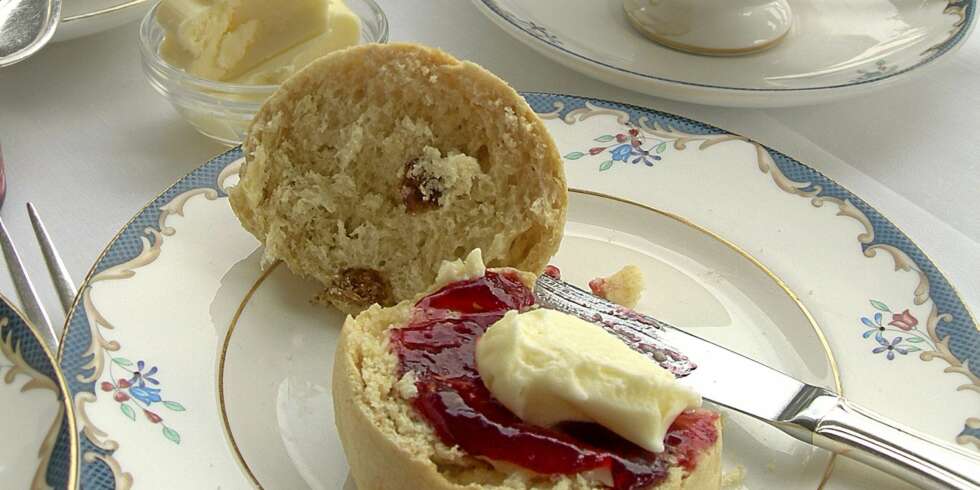 Har du nybakte scones i hus, prøv å nyte dem på engelsk manér, med syltetøy og clotted cream. Har du nybakte scones i hus, prøv å nyte dem på engelsk manér, med syltetøy og clotted cream.