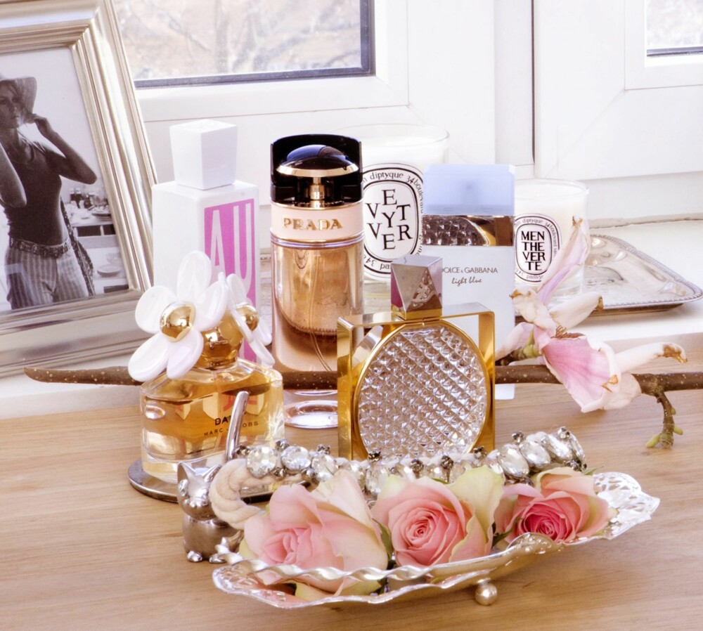ROMANTISKE DUFTER: Fra venstre til høyre: Eau D'Italie Au lac eau de toilette, kr 950. Prada Candy l'eau, kr 645. Duftlys fra Diptyque Vetyver, kr 440 og kr 240. Dolce&Gabbana Light blue, kr 595. Marc Jacobs Daisy, kr 575. Stella McCartney L.I.L.Y absolue, kr 695. ROMANTISKE DUFTER: Fra venstre til høyre: Eau D'Italie Au lac eau de toilette, kr 950. Prada Candy l'eau, kr 645. Duftlys fra Diptyque Vetyver, kr 440 og kr 240. Dolce&Gabbana Light blue, kr 595. Marc Jacobs Daisy, kr 575. Stella McCartney L.I.L.Y absolue, kr 695.