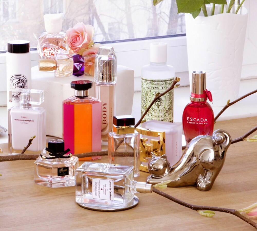 SOMMERLIGE DUFTER: Fra venstre til høyre: Bodylotion fra Diptyque Do Son, kr 380. Issey Miyake Pleats please, kr 550. Narciso Rodriguez For her l'eau, kr 620. YSL Manifesto, kr 735. Stella McCartney Stella summer, kr 495. Burberry Body tender, kr 600. Santa Maria Novella acqua rosa all purpose water, kr 150. Santa Maria Novella acqua rosa all purpose water, kr 150. Gucci Flora edp, kr 740. Dolce&Gabbana Pour femme, kr 745. L'Artisan Parfumeur dry oil for body la chasse aux papillons, kr 445. Escada Especially delicate notes, kr 570. Escada Cherry in the air, kr 495. SOMMERLIGE DUFTER: Fra venstre til høyre: Bodylotion fra Diptyque Do Son, kr 380. Issey Miyake Pleats please, kr 550. Narciso Rodriguez For her l'eau, kr 620. YSL Manifesto, kr 735. Stella McCartney Stella summer, kr 495. Burberry Body tender, kr 600. Santa Maria Novella acqua rosa all purpose water, kr 150. Santa Maria Novella acqua rosa all purpose water, kr 150. Gucci Flora edp, kr 740. Dolce&Gabbana Pour femme, kr 745. L'Artisan Parfumeur dry oil for body la chasse aux papillons, kr 445. Escada Especially delicate notes, kr 570. Escada Cherry in the air, kr 495.