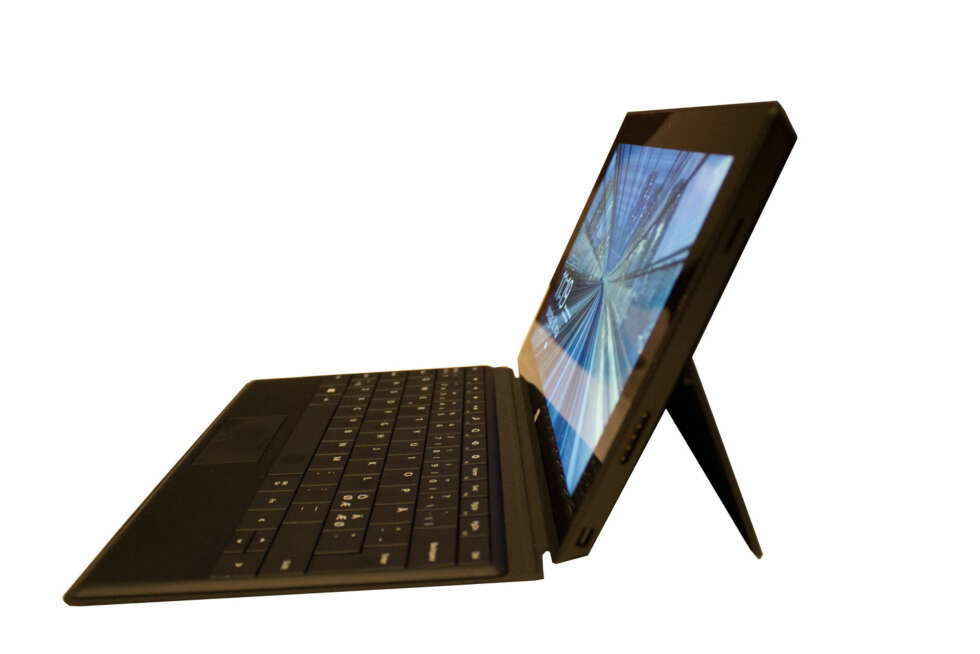 KOMPAKT: Med Surface Pro har du en kompakt bærbar PC som du raskt kan bruke både til jobb og underholdning. KOMPAKT: Med Surface Pro har du en kompakt bærbar PC som du raskt kan bruke både til jobb og underholdning.
