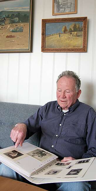 Rolf Hassel er Lyders nevø og en av få som husker onkelen. Her med en utklippsbok om saken. På veggen bak henger bilder som Lyder har malt. Han var også kunstmaler. Rolf Hassel er Lyders nevø og en av få som husker onkelen. Her med en utklippsbok om saken. På veggen bak henger bilder som Lyder har malt. Han var også kunstmaler.