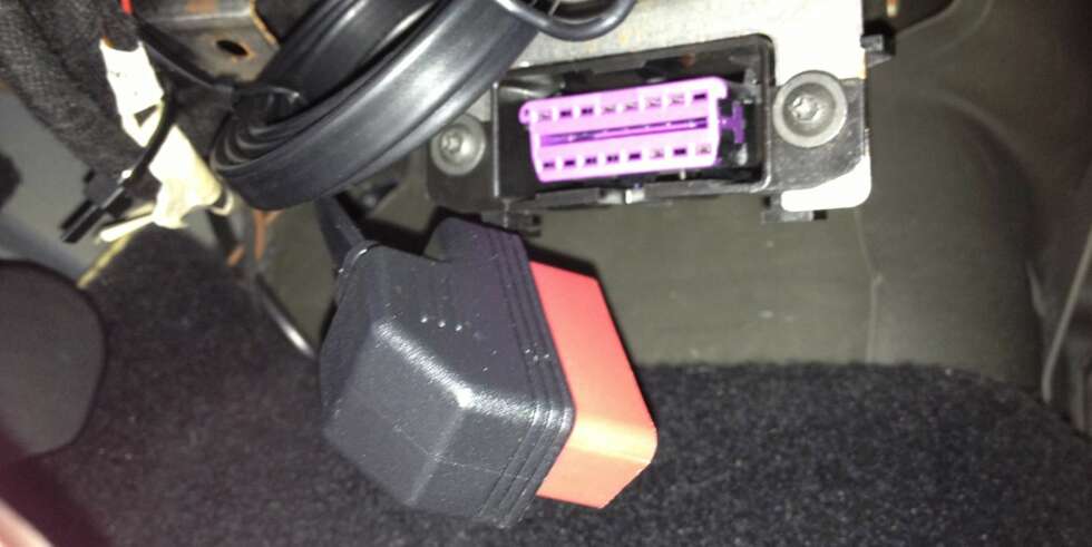KABEL: Den medfølgende kabelen settes inn i bilens OBD-II port. Den finner du ved pedalene på de fleste biler. FOTO: Terje Haugen KABEL: Den medfølgende kabelen settes inn i bilens OBD-II port. Den finner du ved pedalene på de fleste biler. FOTO: Terje Haugen