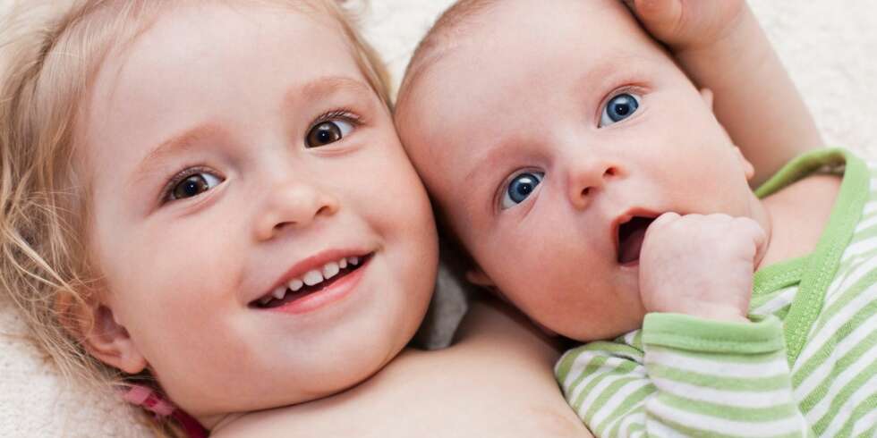 NÅR YNGST BLIR ELDST: Familiesituasjonen blir utvidet når babyen blir født. Glede er ikke alltid den umiddelbare følelsen for eldre søsken. NÅR YNGST BLIR ELDST: Familiesituasjonen blir utvidet når babyen blir født. Glede er ikke alltid den umiddelbare følelsen for eldre søsken.