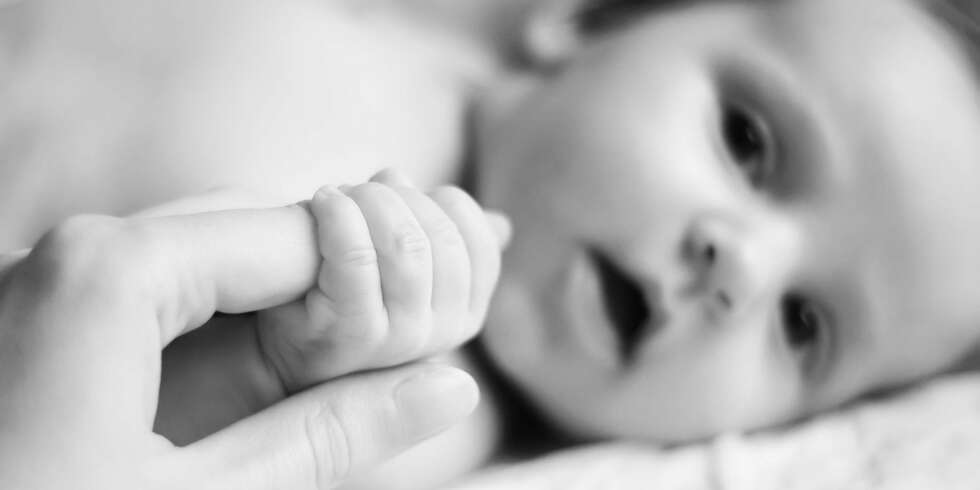 SYK OG SVAK: Gjennom hele barndommen utsettes barn for infeksjonssykdommer. Er det bakterier som forårsaker sykdommen vil legen kunne forskrive antibiotika. Noen prøver alternativ medisin. SYK OG SVAK: Gjennom hele barndommen utsettes barn for infeksjonssykdommer. Er det bakterier som forårsaker sykdommen vil legen kunne forskrive antibiotika. Noen prøver alternativ medisin.