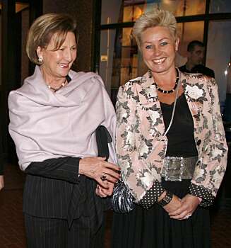 KONGELIG STØTTE: Dronning Sonja og Anne Lise Ryel på teater til inntekt for Kreftforeningen. (Foto: Lasse Eriksson) KONGELIG STØTTE: Dronning Sonja og Anne Lise Ryel på teater til inntekt for Kreftforeningen. (Foto: Lasse Eriksson)
