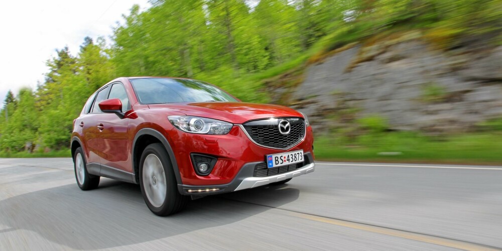 KOMFORTABEL: At den kjører best betyr ikke nødvendigvis at komforten er dårligst. CX-5 takler også ujevnheter, som det finnes en del av i Norge, på en god måte. KOMFORTABEL: At den kjører best betyr ikke nødvendigvis at komforten er dårligst. CX-5 takler også ujevnheter, som det finnes en del av i Norge, på en god måte.