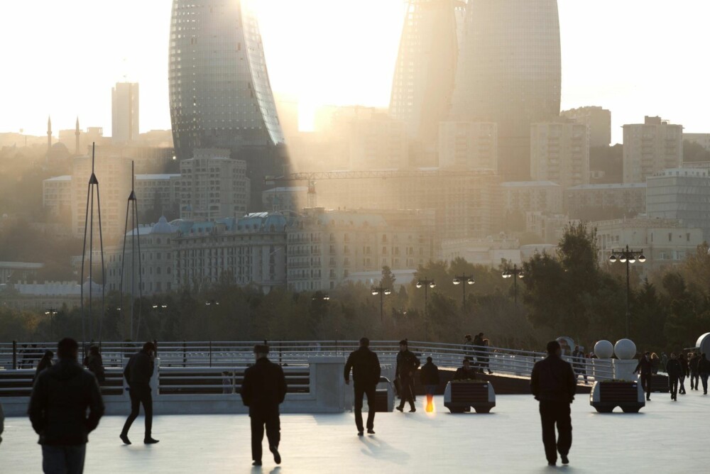 Baku vokser raskt på grunn av den økonomiske veksten fra Silkeveien. Baku vokser raskt på grunn av den økonomiske veksten fra Silkeveien.