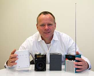 STOLT: Tom Vedvik i TTMicro, som eier Pinell, har grunn til å være stolt av den nye reiseradioen. Her viser han hvordan radioen har gått fra idestadiet via 3D-print og prototyp til det ferdige produktet. STOLT: Tom Vedvik i TTMicro, som eier Pinell, har grunn til å være stolt av den nye reiseradioen. Her viser han hvordan radioen har gått fra idestadiet via 3D-print og prototyp til det ferdige produktet.