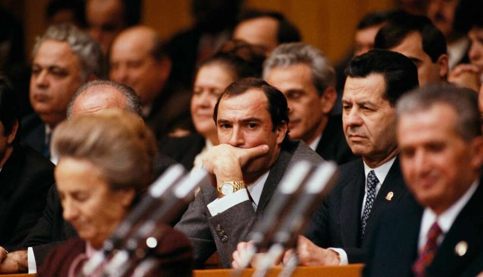 Nicu Ceausescu flotter seg med en gull-Rolex på kommunistpartiets konferanse i november 1989. Foran til høyre gliser faren, Romanias diktator, Nicolae. En måned senere satt Nicu i fengsel og foreldrene var blitt henrettet av opprørerne. Nicu Ceausescu flotter seg med en gull-Rolex på kommunistpartiets konferanse i november 1989. Foran til høyre gliser faren, Romanias diktator, Nicolae. En måned senere satt Nicu i fengsel og foreldrene var blitt henrettet av opprørerne.