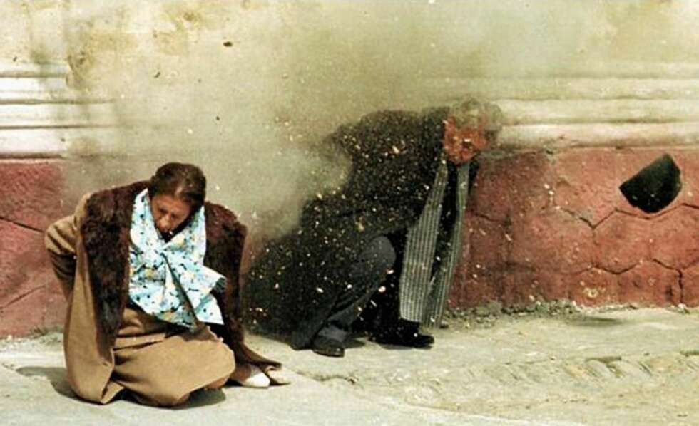Nicolae Ceausescu og konen Elena meies ned av maskingeværsalver i jula 1989. Ordren kom fra Romanias nye ledelse, Den nasjonale redningsfronten, som hadde nære bånd til den avsatte diktatorens regime. Nicolae Ceausescu og konen Elena meies ned av maskingeværsalver i jula 1989. Ordren kom fra Romanias nye ledelse, Den nasjonale redningsfronten, som hadde nære bånd til den avsatte diktatorens regime.