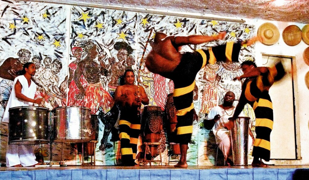Høye spark og grasiøse bevegelser er viktige elementer i capoeira. Høye spark og grasiøse bevegelser er viktige elementer i capoeira.