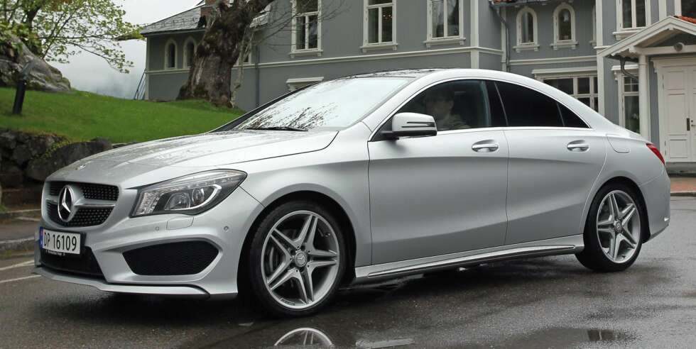FREKKERE: Fronten er umiskjennelig Mercedes, men barskere enn vi er vant til fra Stuttgart. CLA-designen er åpenbart inspirert av luksuscoupeen CLS. FOTO: Petter Handeland FREKKERE: Fronten er umiskjennelig Mercedes, men barskere enn vi er vant til fra Stuttgart. CLA-designen er åpenbart inspirert av luksuscoupeen CLS. FOTO: Petter Handeland