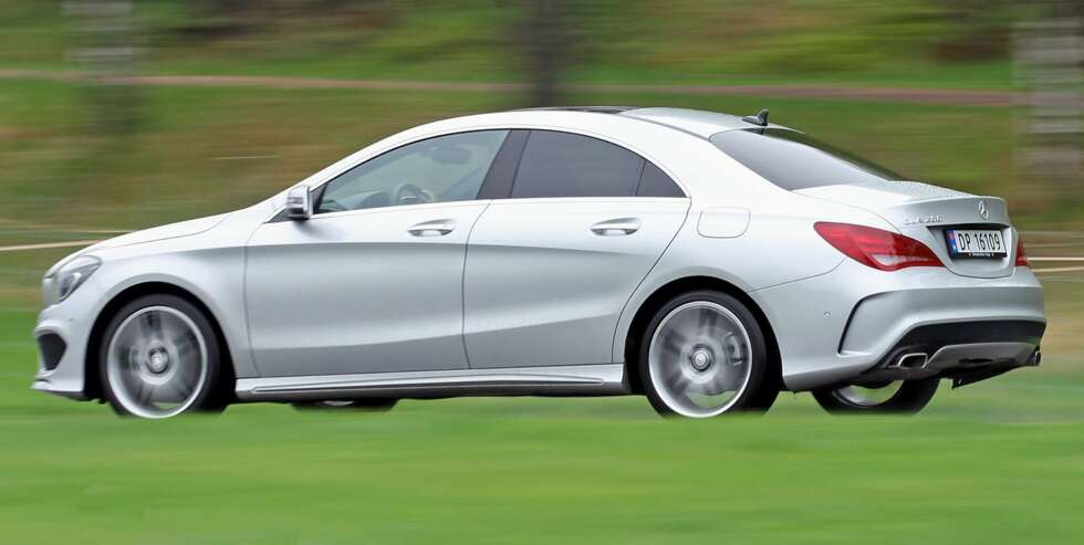 NISJE: Teknisk sett er Mercedes CLA i nær slekt med kompaktbilen A-klasse. Samtidig er den lengre enn en C-klasse sedan. Sammenlignet med C-klasse er det lagt mer vekt på design og stil i CLA-formene, og mindre vekt på plass. FOTO: Petter Handeland NISJE: Teknisk sett er Mercedes CLA i nær slekt med kompaktbilen A-klasse. Samtidig er den lengre enn en C-klasse sedan. Sammenlignet med C-klasse er det lagt mer vekt på design og stil i CLA-formene, og mindre vekt på plass. FOTO: Petter Handeland