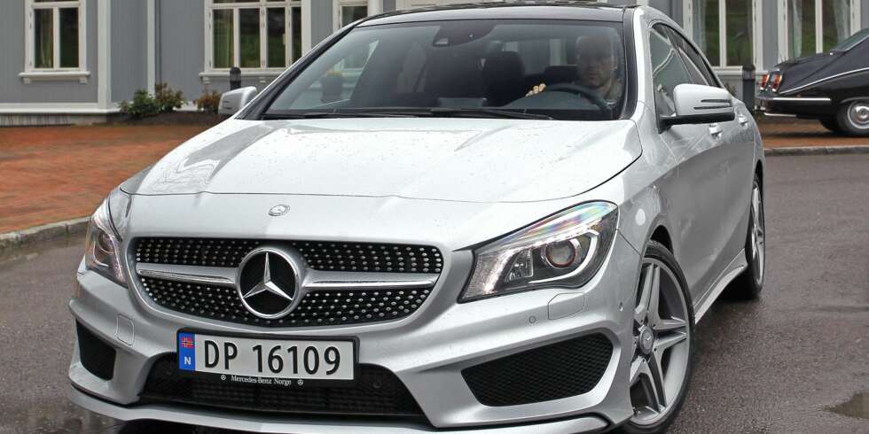 SER DYR UT: I testperioden er vi flere ganger blitt stoppet av folk som synes Mercedes CLA ser dyr ut, og som blir overrasket over at den kan fås fra 320.000 kroner. FOTO: Petter Handeland SER DYR UT: I testperioden er vi flere ganger blitt stoppet av folk som synes Mercedes CLA ser dyr ut, og som blir overrasket over at den kan fås fra 320.000 kroner. FOTO: Petter Handeland