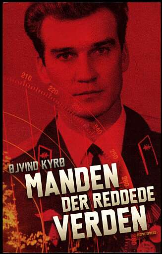 Den hele og fulle fortellingen om Stanislav Petrov og de falske atomalarmene i 1983 er skrevet av den danske journalisten og forfatteren Øjvind Kyrø i boka «Manden der reddede verden». Boka har nettopp kommet ut på forlaget Peoples Press. Den hele og fulle fortellingen om Stanislav Petrov og de falske atomalarmene i 1983 er skrevet av den danske journalisten og forfatteren Øjvind Kyrø i boka «Manden der reddede verden». Boka har nettopp kommet ut på forlaget Peoples Press.