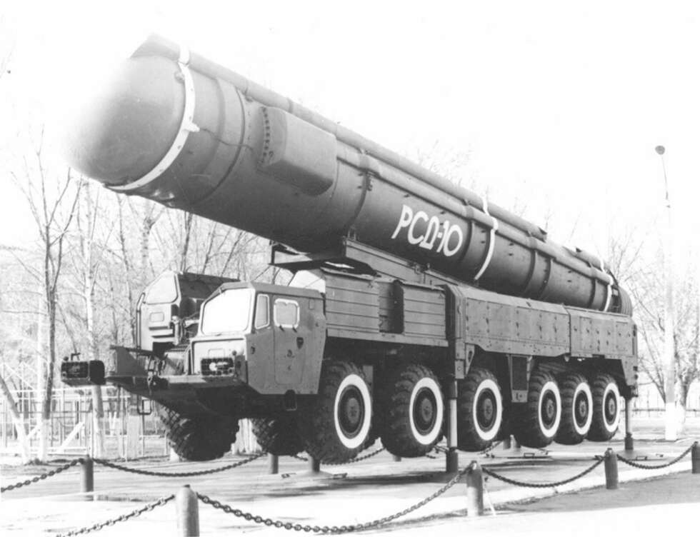 Den sovjetiske mellomdistanseraketten SS-20 hadde en rekkevidde på 6000 til 7000 km og var utplassert i Europa. Den sovjetiske mellomdistanseraketten SS-20 hadde en rekkevidde på 6000 til 7000 km og var utplassert i Europa.
