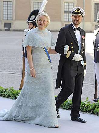 Mette-Marit har fått kritikk for sin kjole under bryllupet i Sverige. Mette-Marit har fått kritikk for sin kjole under bryllupet i Sverige.