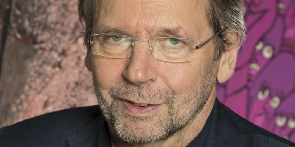 DRAMA: Ole Paus synger helt han må bæres bort. (Foto: Morten Bendiksen) DRAMA: Ole Paus synger helt han må bæres bort. (Foto: Morten Bendiksen)