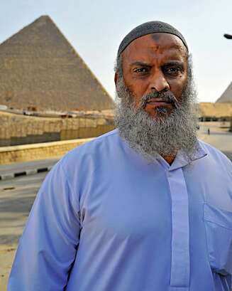 En gravalvorlig mine man skal passe seg for. Pyramidene i Egypt er heldigvis godt bevoktet. En gravalvorlig mine man skal passe seg for. Pyramidene i Egypt er heldigvis godt bevoktet.