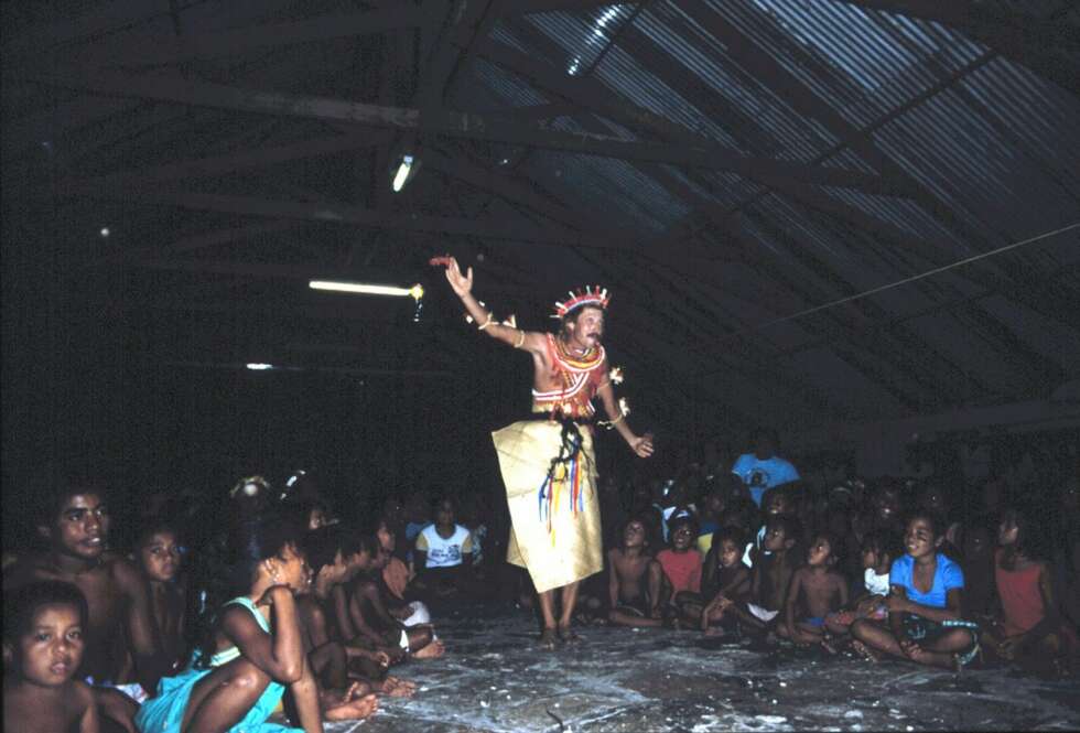 Før Terje seiler fra øya Kiribati, danser han solo for 700 elleville innfødte. «Folk brølte av latter,» minnes han i boken. Før Terje seiler fra øya Kiribati, danser han solo for 700 elleville innfødte. «Folk brølte av latter,» minnes han i boken.
