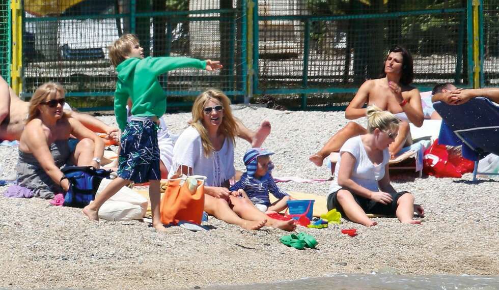 FAMILIETID: Penny Lancaster tok med seg barna på stranden, og nøt late dager i solen. Rod valgte å bli i båten. FAMILIETID: Penny Lancaster tok med seg barna på stranden, og nøt late dager i solen. Rod valgte å bli i båten.