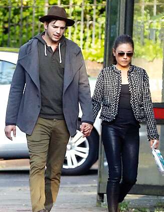 LYKKELIGE: Ashton Kutcher har vært sammen med Mila Kunis siden april 2012, og det var tøft for Demi å takle. LYKKELIGE: Ashton Kutcher har vært sammen med Mila Kunis siden april 2012, og det var tøft for Demi å takle.