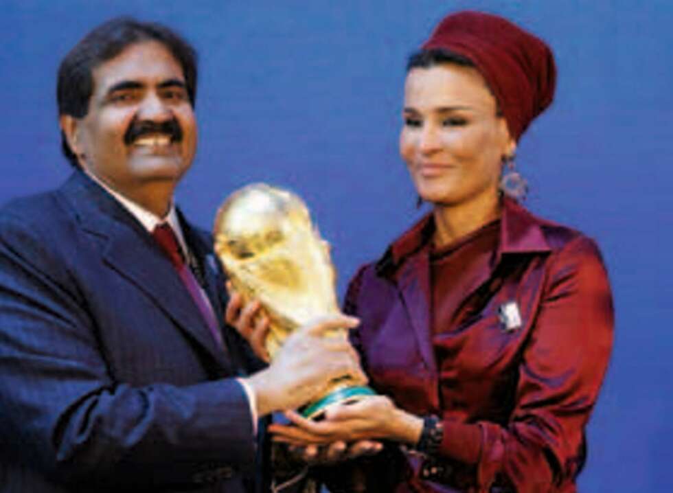 Qatar skal arrangere VM i 2022, men emiren og hans kone får kritikk. Qatar skal arrangere VM i 2022, men emiren og hans kone får kritikk.