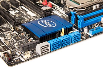 EKSTRA: Z87-brikkesettet støtter seks S-ATA 6 GB/s-porter, men produsentene står også fritt til å tilby flere porter gjennom å ha på S-ATA-kontrollere ved siden av. Portene på den andre kontrolleren er i dette tilfellet grå. EKSTRA: Z87-brikkesettet støtter seks S-ATA 6 GB/s-porter, men produsentene står også fritt til å tilby flere porter gjennom å ha på S-ATA-kontrollere ved siden av. Portene på den andre kontrolleren er i dette tilfellet grå.