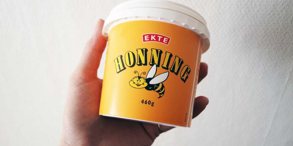 HONNING: Det kan lønne seg å bruke en honning som ikke er helt flytende. Selv brukte jeg en nokså fast billigvariant (100 prosent birøkthonning fra matbutikk). HONNING: Det kan lønne seg å bruke en honning som ikke er helt flytende. Selv brukte jeg en nokså fast billigvariant (100 prosent birøkthonning fra matbutikk).