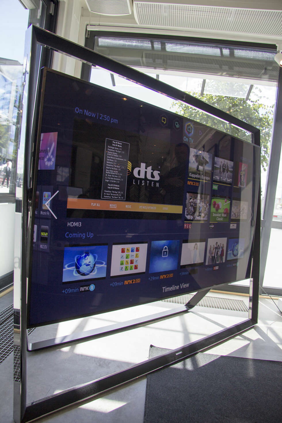 RAMME: Samsung 9-serie leveres med et eget gulvstativ. Rammen inneholder høyttalere for å gi TV-en best mulig lyd. RAMME: Samsung 9-serie leveres med et eget gulvstativ. Rammen inneholder høyttalere for å gi TV-en best mulig lyd.