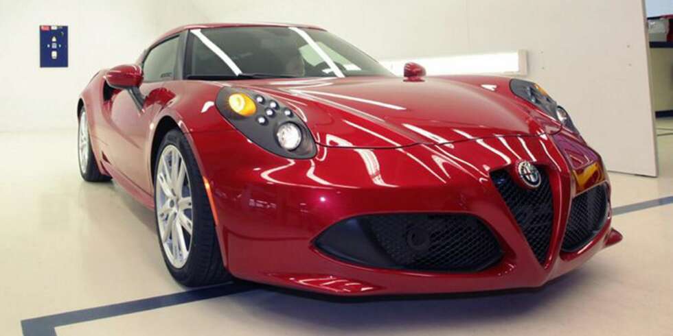 LETT: Alfa Romeo 4C skal ikke veie mer enn 895 kilo. Dermed tyder forholdet mellom vekt og ytelser at dette blir en bil som vil by konkurrentene på en tøff utfordring. FOTO: Produsent LETT: Alfa Romeo 4C skal ikke veie mer enn 895 kilo. Dermed tyder forholdet mellom vekt og ytelser at dette blir en bil som vil by konkurrentene på en tøff utfordring. FOTO: Produsent