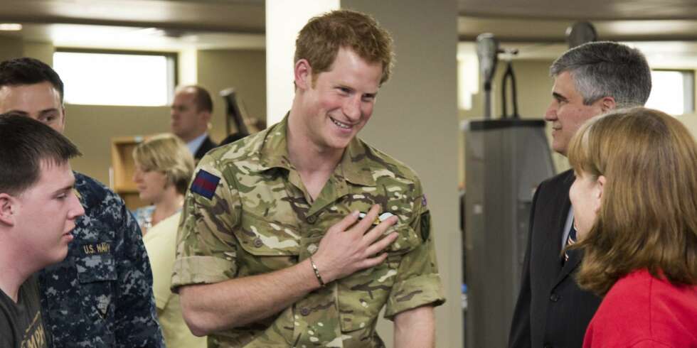 VISTE RYGGRAD: Prins Harry sviktet ikke da en av hans soldater ble truet med rundjuling under en militærøvelse i Canada. VISTE RYGGRAD: Prins Harry sviktet ikke da en av hans soldater ble truet med rundjuling under en militærøvelse i Canada.