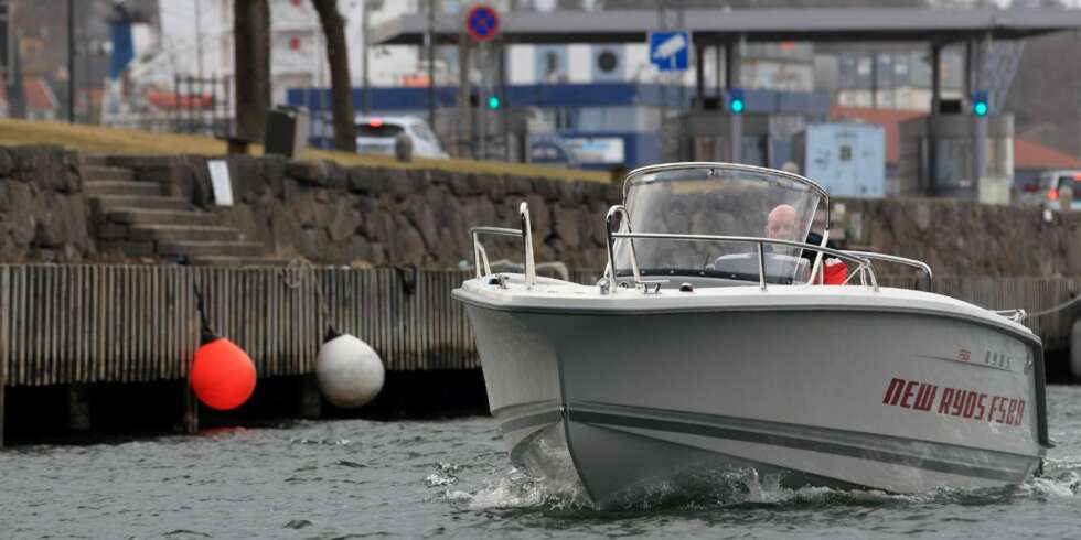 GOD FART: F588 WA en 90-hesters Mercury to-takts-motor med betegnelsen Optimax. Det rekker til en toppfart på over 35 knop med lett lastet båt. FOTO: Egil Nordlien, HM Foto GOD FART: F588 WA en 90-hesters Mercury to-takts-motor med betegnelsen Optimax. Det rekker til en toppfart på over 35 knop med lett lastet båt. FOTO: Egil Nordlien, HM Foto