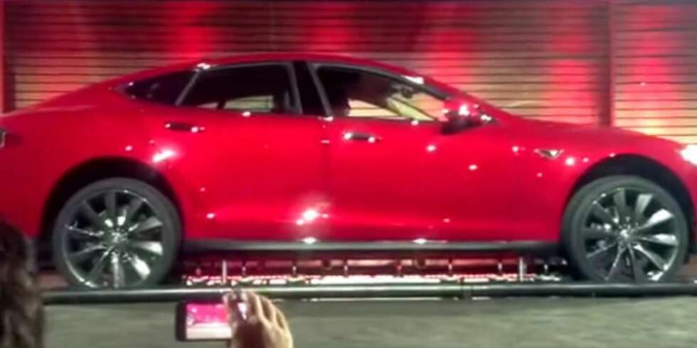 BATTERIBYTTE: Nylig demonstrerte Tesla hvordan batteripakken på Model S kan byttes på 90 sekunder. Man kan kanskje være fristet til å stemme i Public Enemys ""Don't believe the hype"", men batteribyttet ser ut til å gå på skinner. FOTO: Youtube BATTERIBYTTE: Nylig demonstrerte Tesla hvordan batteripakken på Model S kan byttes på 90 sekunder. Man kan kanskje være fristet til å stemme i Public Enemys ""Don't believe the hype"", men batteribyttet ser ut til å gå på skinner. FOTO: Youtube