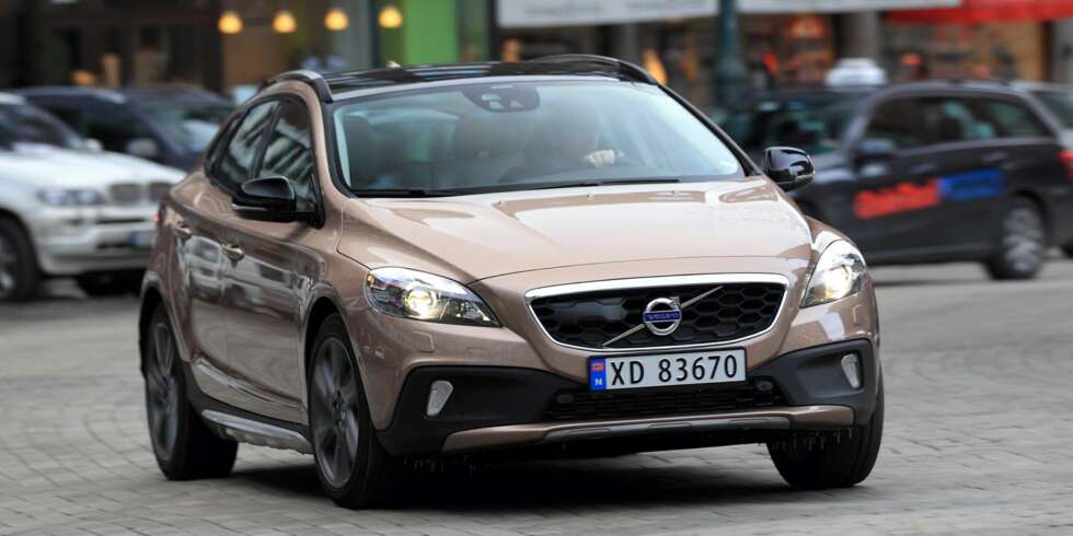 4WD, TAKK: Vi har langtestet tre versjoner av Volvo V40 Cross Country. Den har en rekke kvaliteter, men mest av alt trenger den flere rimelige motoralternativ med firehjulsdrift. FOTO: Egil Nordlien, HM Foto 4WD, TAKK: Vi har langtestet tre versjoner av Volvo V40 Cross Country. Den har en rekke kvaliteter, men mest av alt trenger den flere rimelige motoralternativ med firehjulsdrift. FOTO: Egil Nordlien, HM Foto