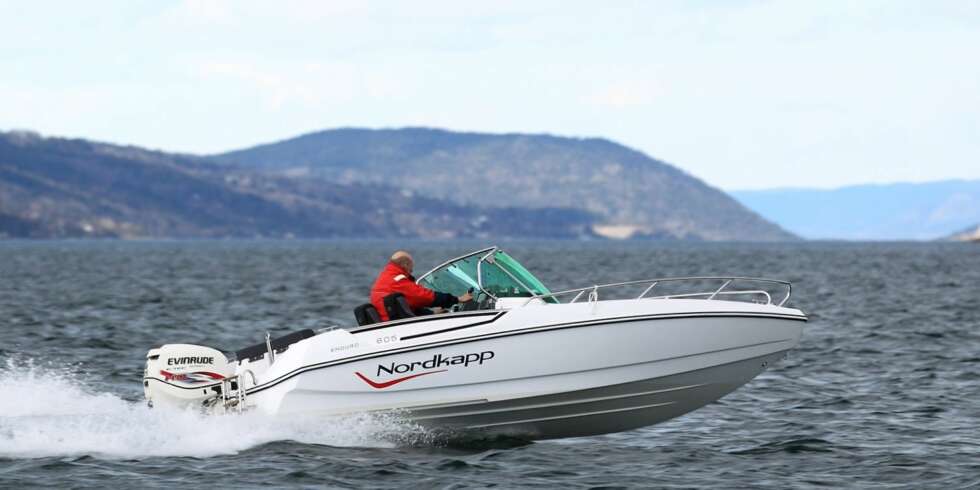 MAKS: Med den småsinte to-takteren fra Evinrude på 115 hester, havner toppfarten tett på 38 knop. FOTO: Egil Nordlien HM Foto MAKS: Med den småsinte to-takteren fra Evinrude på 115 hester, havner toppfarten tett på 38 knop. FOTO: Egil Nordlien HM Foto
