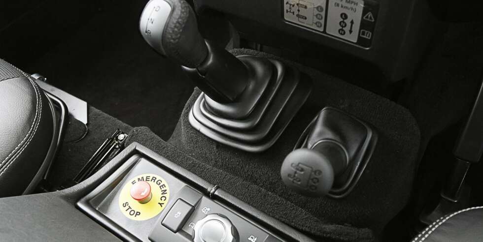IKKE GIR: Det ser ut som girspak, men er i realiteten er bryter. Foto: Land Rover IKKE GIR: Det ser ut som girspak, men er i realiteten er bryter. Foto: Land Rover