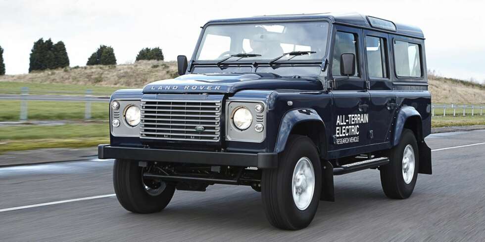 ELBIL: Denne Land Rover Defender-en er helt elektrisk, men ingen umiddelbar konkurrent til Tesla Model S. FOTO: Land Rover ELBIL: Denne Land Rover Defender-en er helt elektrisk, men ingen umiddelbar konkurrent til Tesla Model S. FOTO: Land Rover