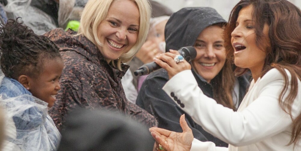 STOLT MOR: Carola er mektig stolt over sine to barn. Her synger hun for Zoe under "Allsang på grensen". (Foto: Morten Bendiksen) STOLT MOR: Carola er mektig stolt over sine to barn. Her synger hun for Zoe under "Allsang på grensen". (Foto: Morten Bendiksen)