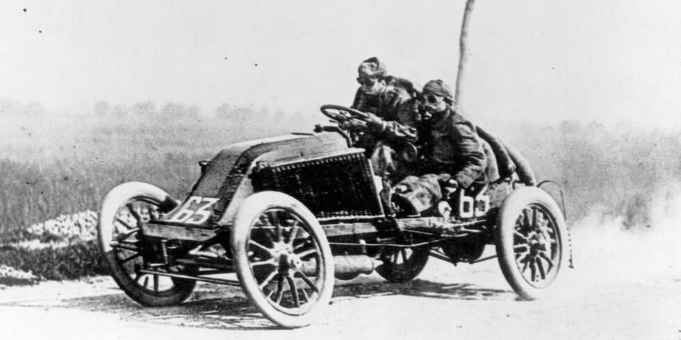 Det er et eller annet med den krumme nakken, vinkelen på forhjulene og den fullstendige mangelen på beskyttelse som ikke lover godt... Marcel Renault, en av de tre brødrene bak Renault-merket, krasjet stygt og omkom et sted på den franske landsbygda under det såkalte blodløpet i 1903. Det er et eller annet med den krumme nakken, vinkelen på forhjulene og den fullstendige mangelen på beskyttelse som ikke lover godt... Marcel Renault, en av de tre brødrene bak Renault-merket, krasjet stygt og omkom et sted på den franske landsbygda under det såkalte blodløpet i 1903.