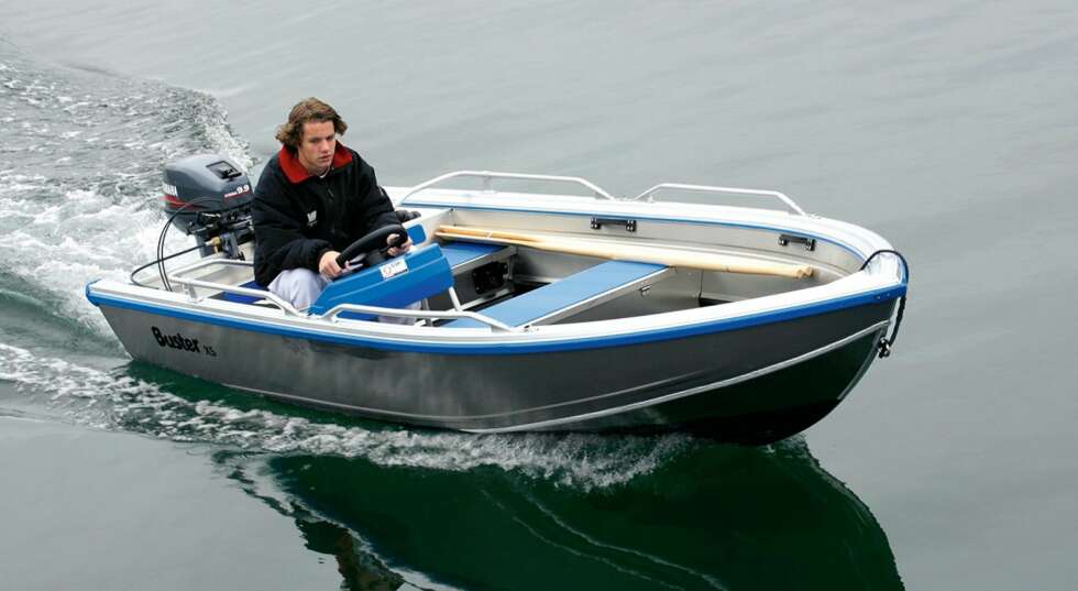 GOD BÅT: Buster XS Lengde: 4,15 m. Bredde: 1,65 m. Vekt: 160 kg. Maks motor: 20 hk. Nypris med 15 hk: Ca. kr 85 000 GOD BÅT: Buster XS Lengde: 4,15 m. Bredde: 1,65 m. Vekt: 160 kg. Maks motor: 20 hk. Nypris med 15 hk: Ca. kr 85 000