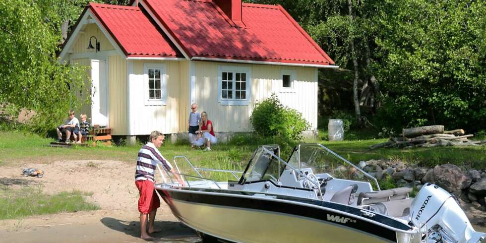 SMART HYTTEBÅT: Silver Wolf 510 BR med Honda-motor Lengde: 5,1 m. Bredde: 1,98 m. Vekt: 480 kg. Motor: 50-60 hk. Nypris fra ca.: Kr 180 000, avhengig av motorstørrelse SMART HYTTEBÅT: Silver Wolf 510 BR med Honda-motor Lengde: 5,1 m. Bredde: 1,98 m. Vekt: 480 kg. Motor: 50-60 hk. Nypris fra ca.: Kr 180 000, avhengig av motorstørrelse