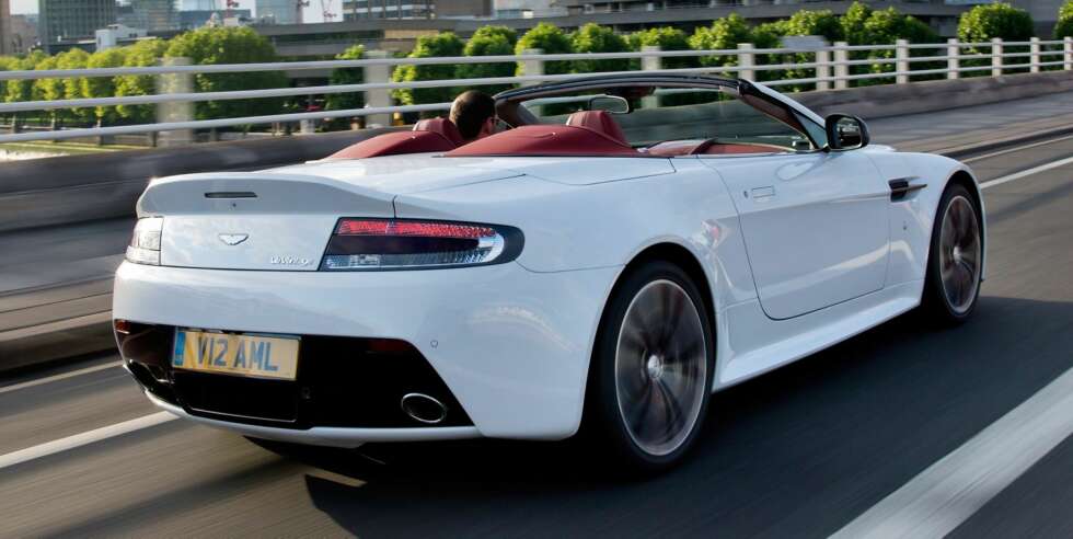 BULDRER: V12 Vantage Roadster trives best når den får buldre omkring. FOTO: Aston Martin BULDRER: V12 Vantage Roadster trives best når den får buldre omkring. FOTO: Aston Martin