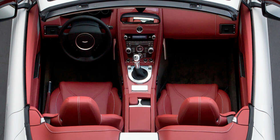 PENT: GPS-en er djevelens verk. Men pene stikninger, da. FOTO: Aston Martin PENT: GPS-en er djevelens verk. Men pene stikninger, da. FOTO: Aston Martin