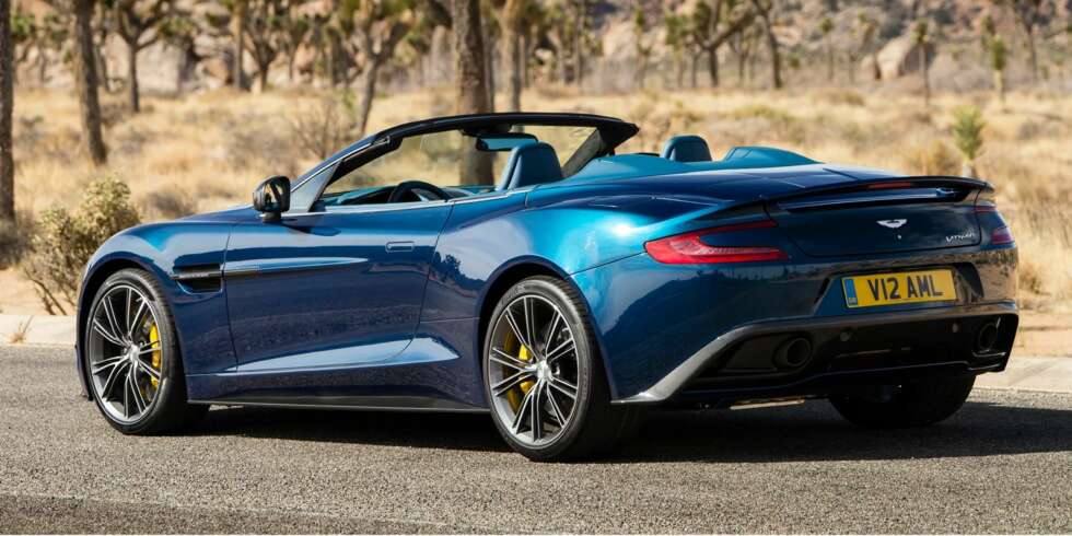 ENDA HVASSERE: Grei sommerdoning: Nye Aston Martin Vanquish Volante med karosseri i karbon, og med en 6.0-liters V12-er med 573 hk. Den skal greie 0-100 km/t på 4,1. FOTO: Aston Martin ENDA HVASSERE: Grei sommerdoning: Nye Aston Martin Vanquish Volante med karosseri i karbon, og med en 6.0-liters V12-er med 573 hk. Den skal greie 0-100 km/t på 4,1. FOTO: Aston Martin