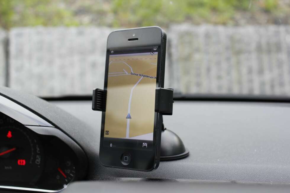 KULEHODE: En klemskrue fester mobilen i riktig posisjon. Mobilen kan snus 360 grader og tiltes et godt stykke i alle himmelretninger. KULEHODE: En klemskrue fester mobilen i riktig posisjon. Mobilen kan snus 360 grader og tiltes et godt stykke i alle himmelretninger.