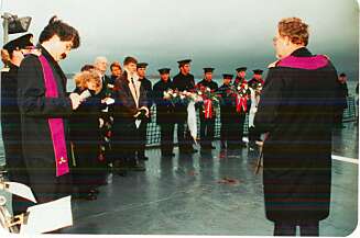 KNM Oslo. Forliste i januar 1994. Her fra kransnedleggesle på havet kort etter ulykken. KNM Oslo. Forliste i januar 1994. Her fra kransnedleggesle på havet kort etter ulykken.